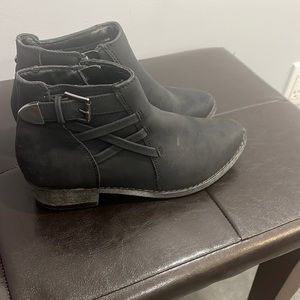 Kids size 4 black booties